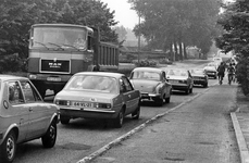 847622 Afbeelding van het drukke autoverkeer op de Straatweg te Maarssen.